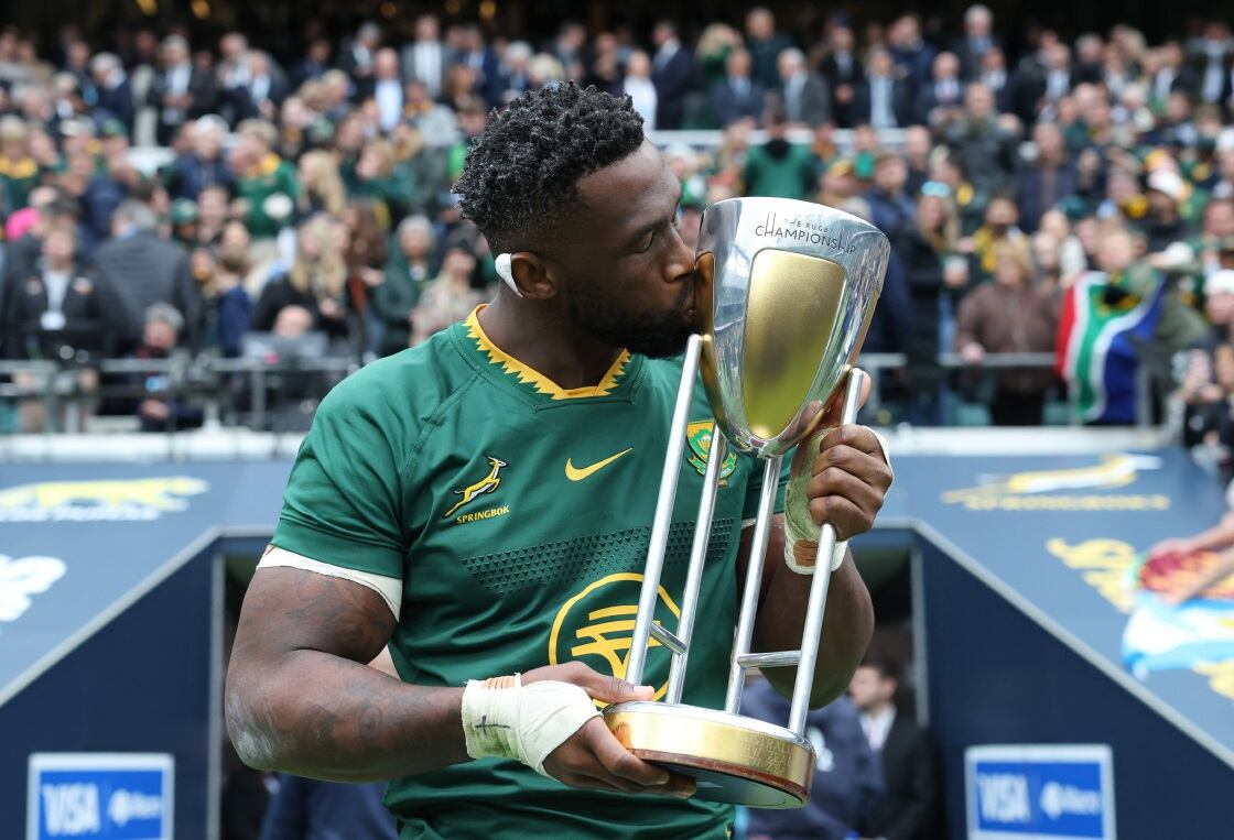 Siya Kolisi kisses the Rugby Championship trophy after the match. Picture: ACTION IMAGES/REUTERS/PAUL CHILDS